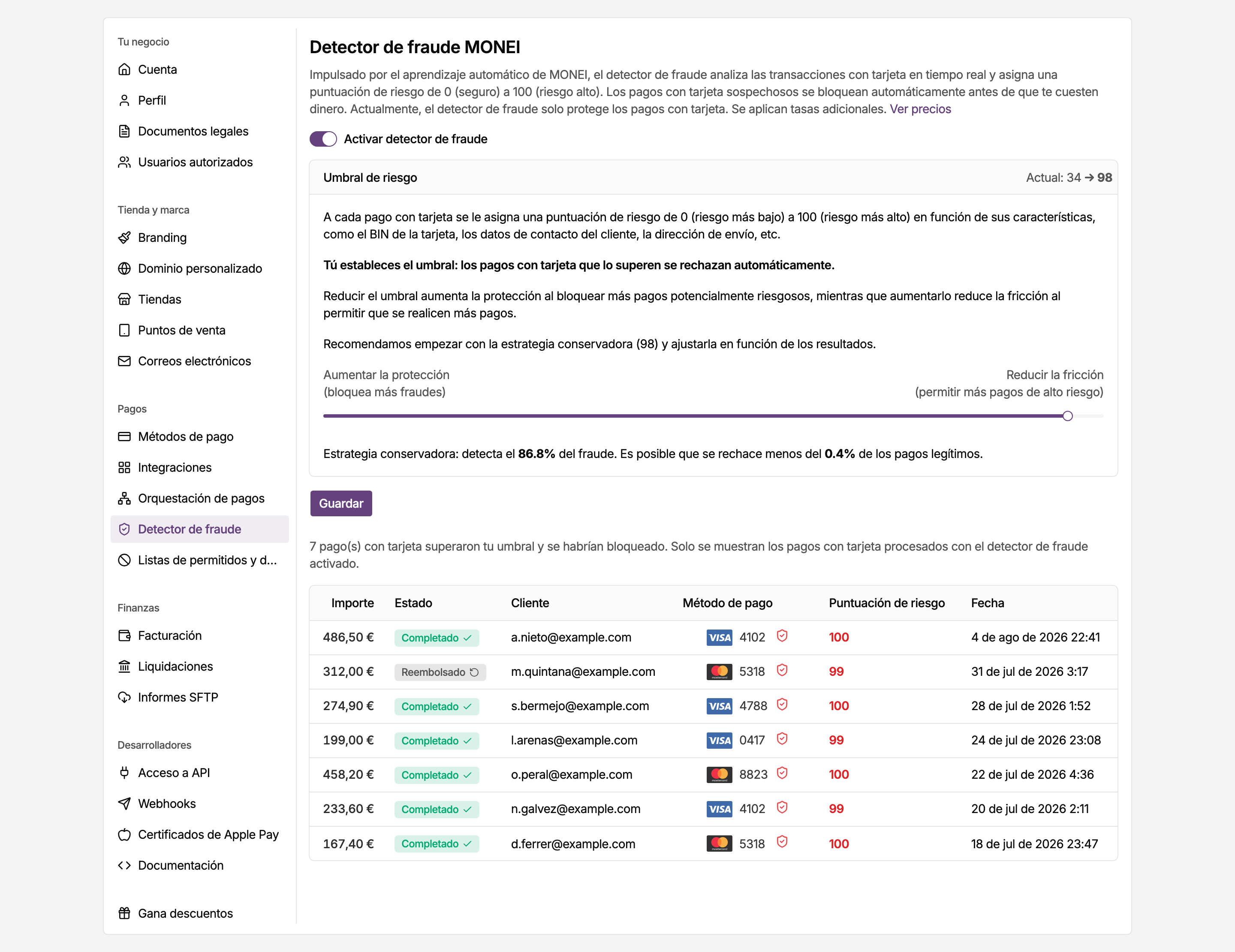 Detector de fraude activado en los ajustes del panel de MONEI, con el control deslizante del umbral de riesgo en 98 y los pagos que se habrían bloqueado