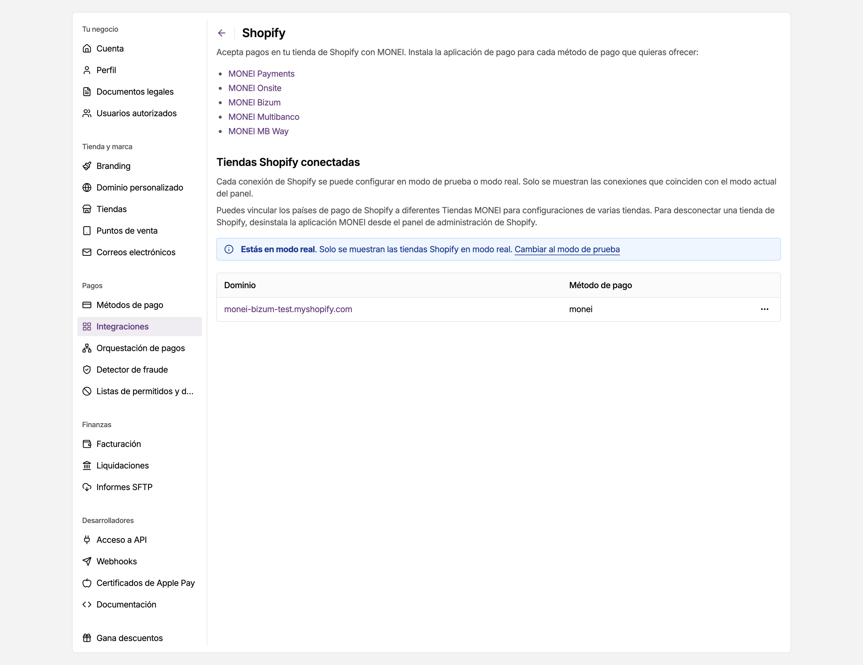 Página de la integración de Shopify en los ajustes del panel de MONEI, con tus tiendas de Shopify conectadas